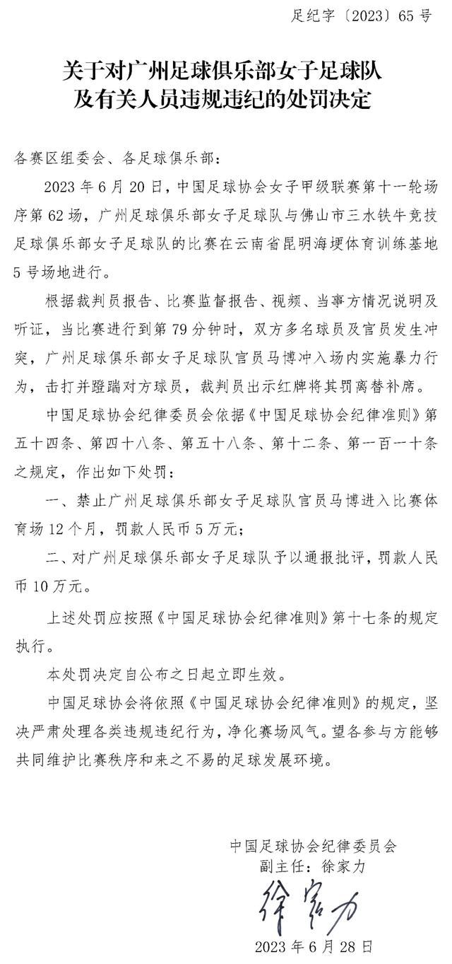 海报采用前后对比的手法，前面是表情凝重似是面临未知危机的大人和孩子，后面是一个奔向希望之光的急切背影，画面所呈现的故事张力引人期待